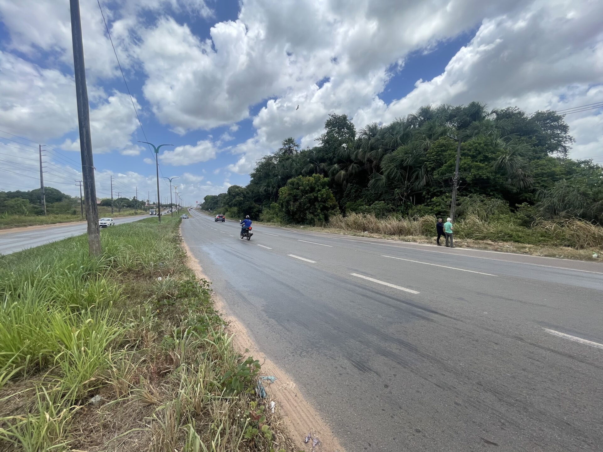 BR 135 KM 11: VENDO ÁREA NA BEIRA DA BR 135